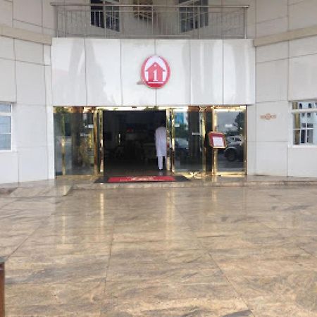 Room In Bb - Immaculate Royal International Hotel Owerri Exterior foto