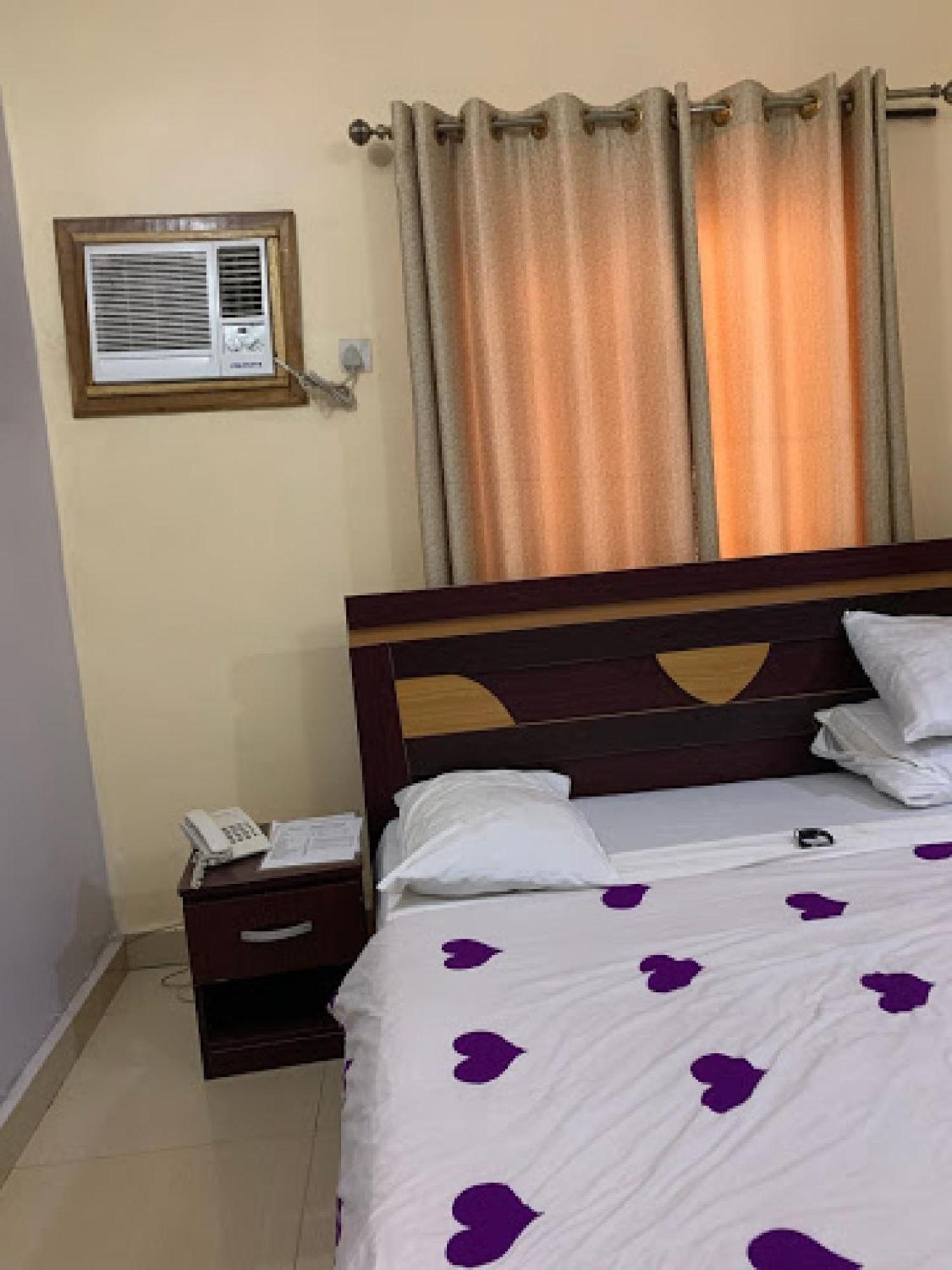 Room In Bb - Immaculate Royal International Hotel Owerri Exterior foto
